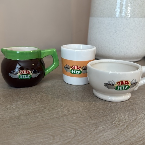 Friends “Central Perk” Mini Coffee Cup Set | 3-Piece Collectible - Picture 7 of 9